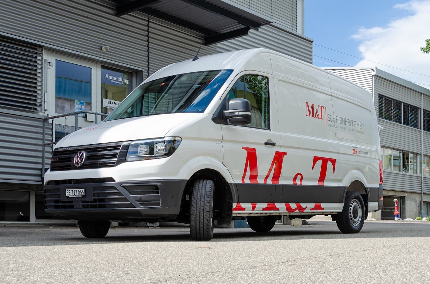 Beschrifteter Lieferwagen der M&T Schreinerei