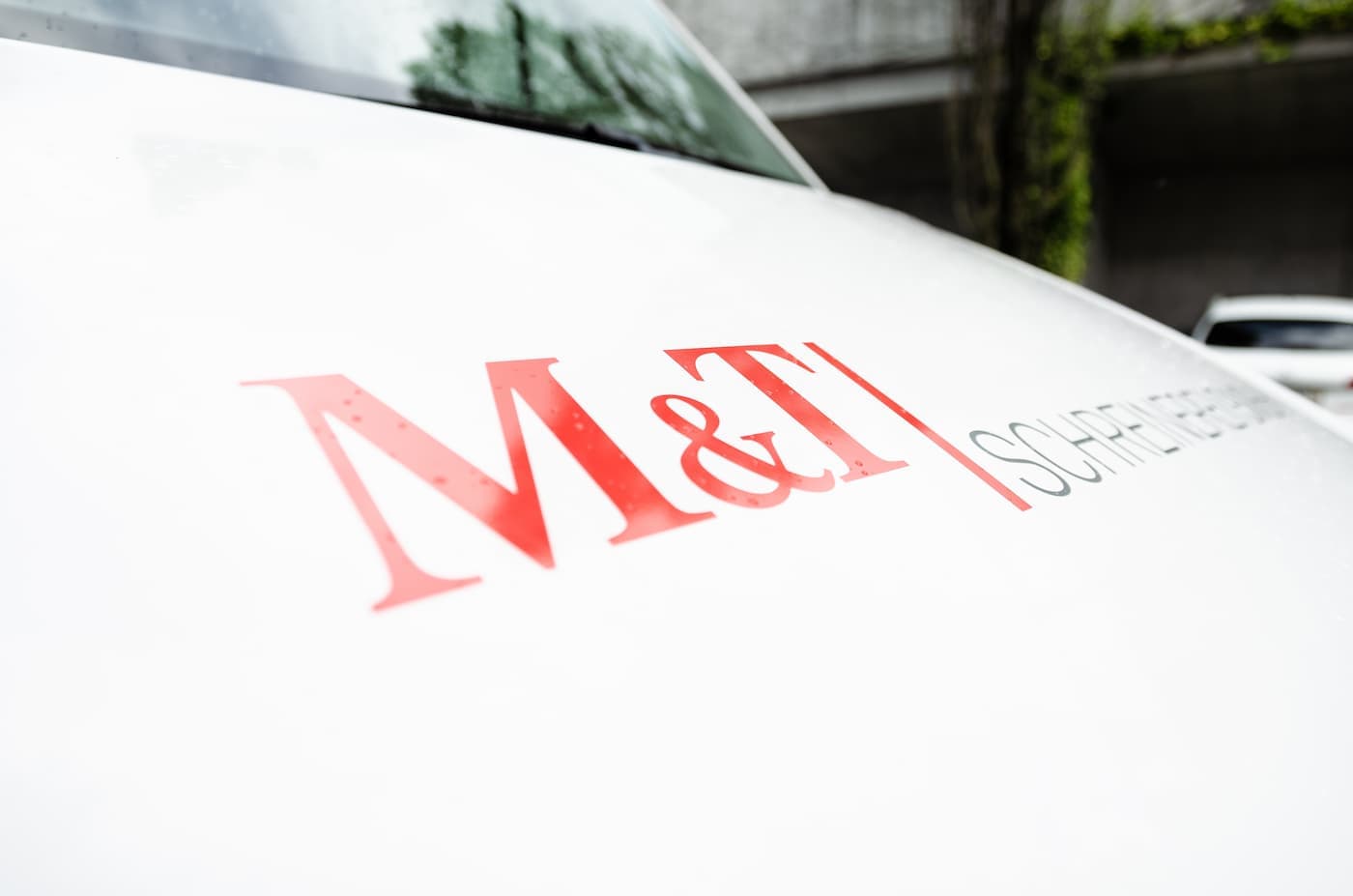 Logo auf der Motorhaube eines Lieferwagens