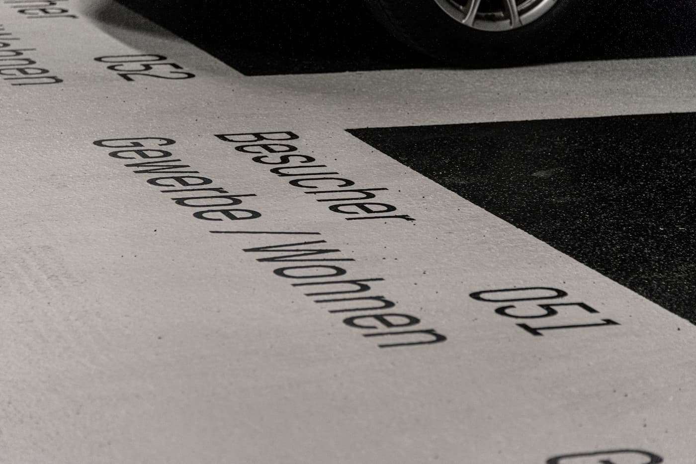Parkplatzbeschriftung im Bärentower