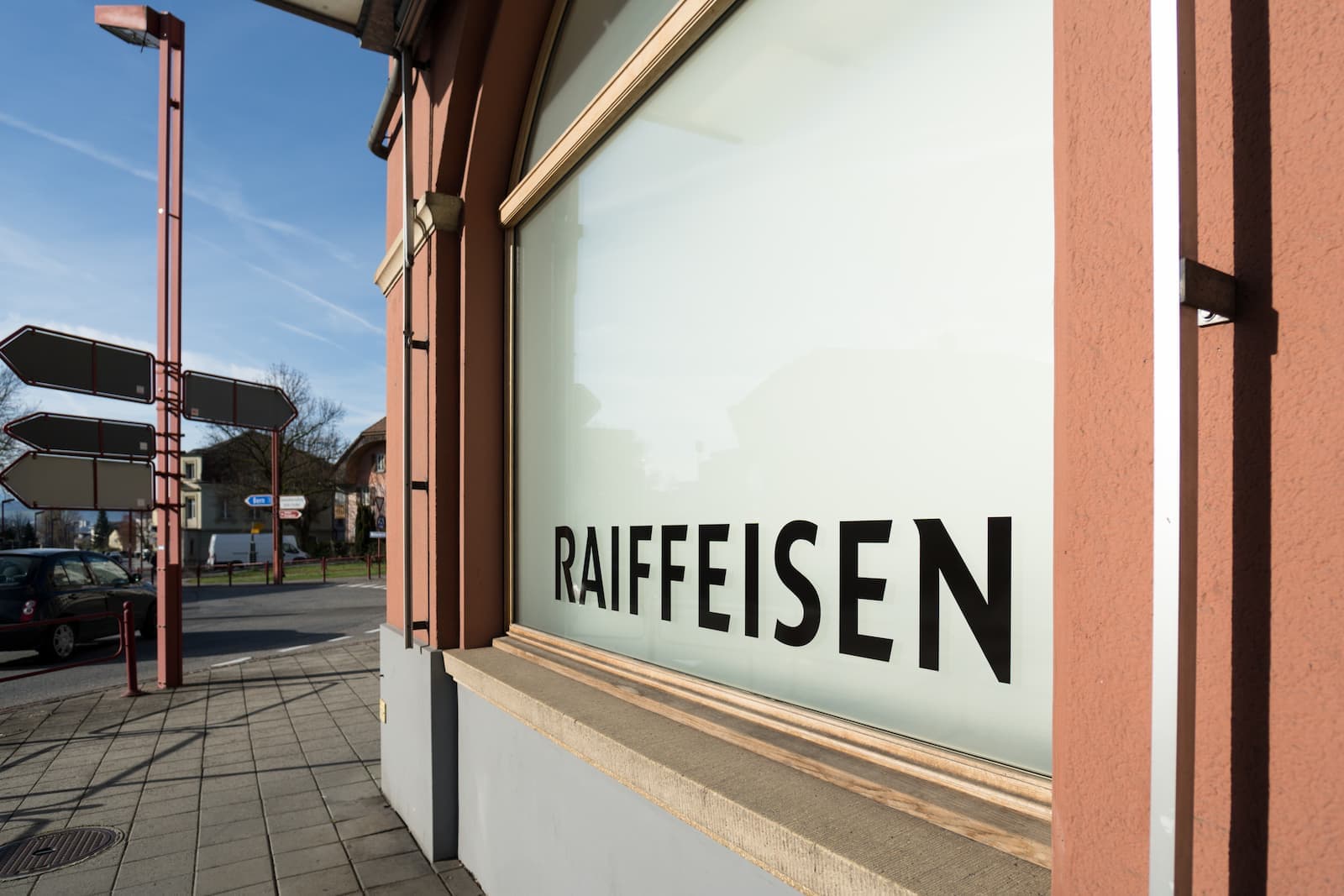 Schaufensterbeschriftung der Raiffeisen Bank