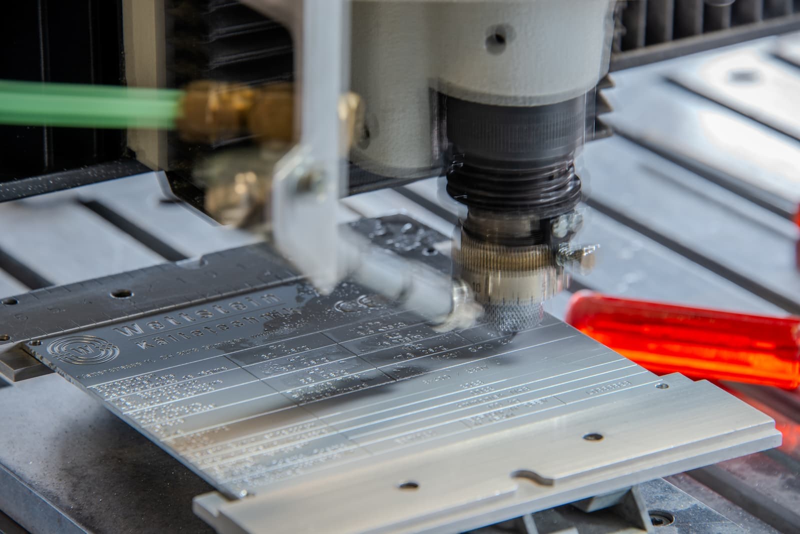 CNC Fräse am Fräsen der Gravur