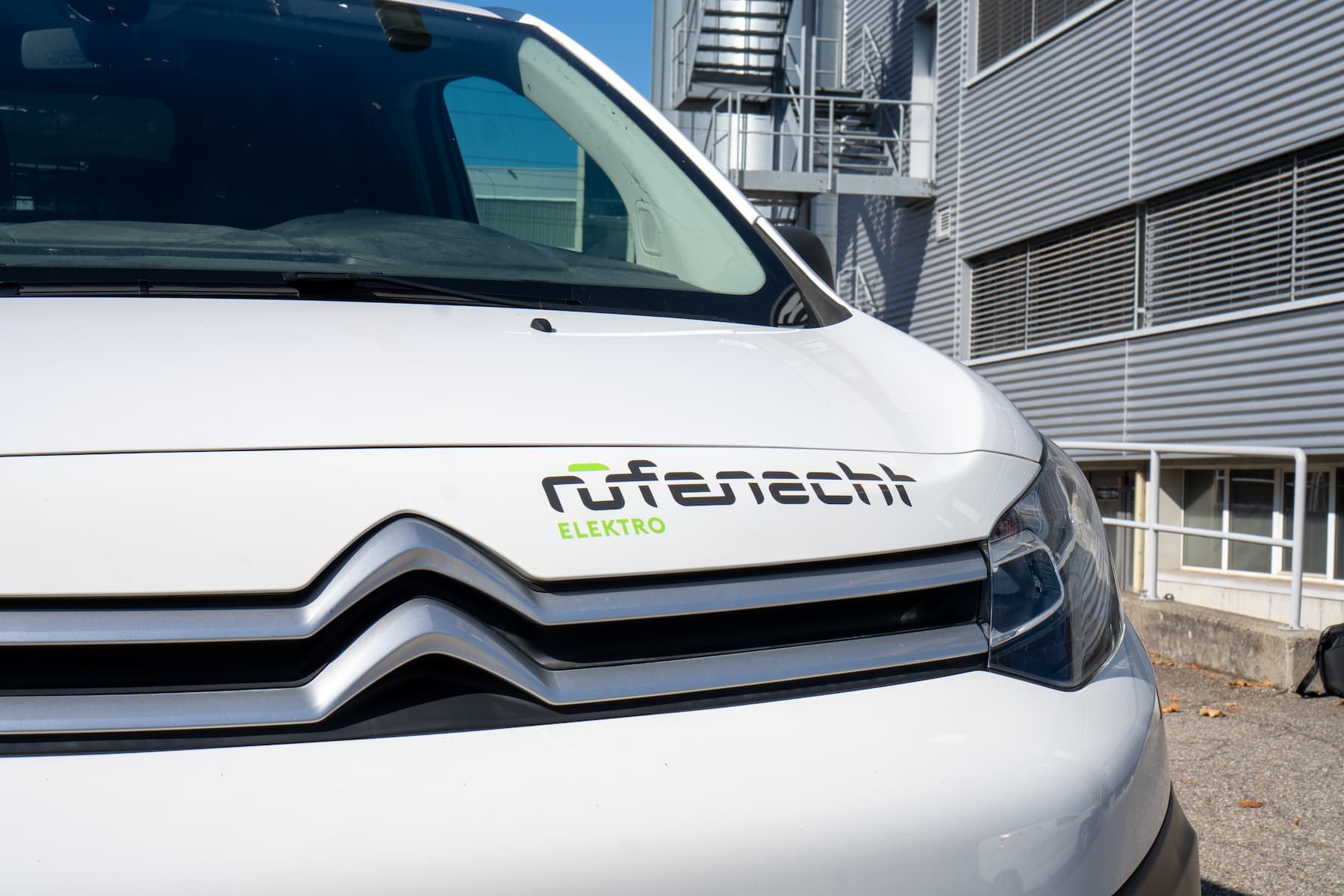 Frontbeschriftung mit Logo auf der Motorhaube eines Citroën Jumpy