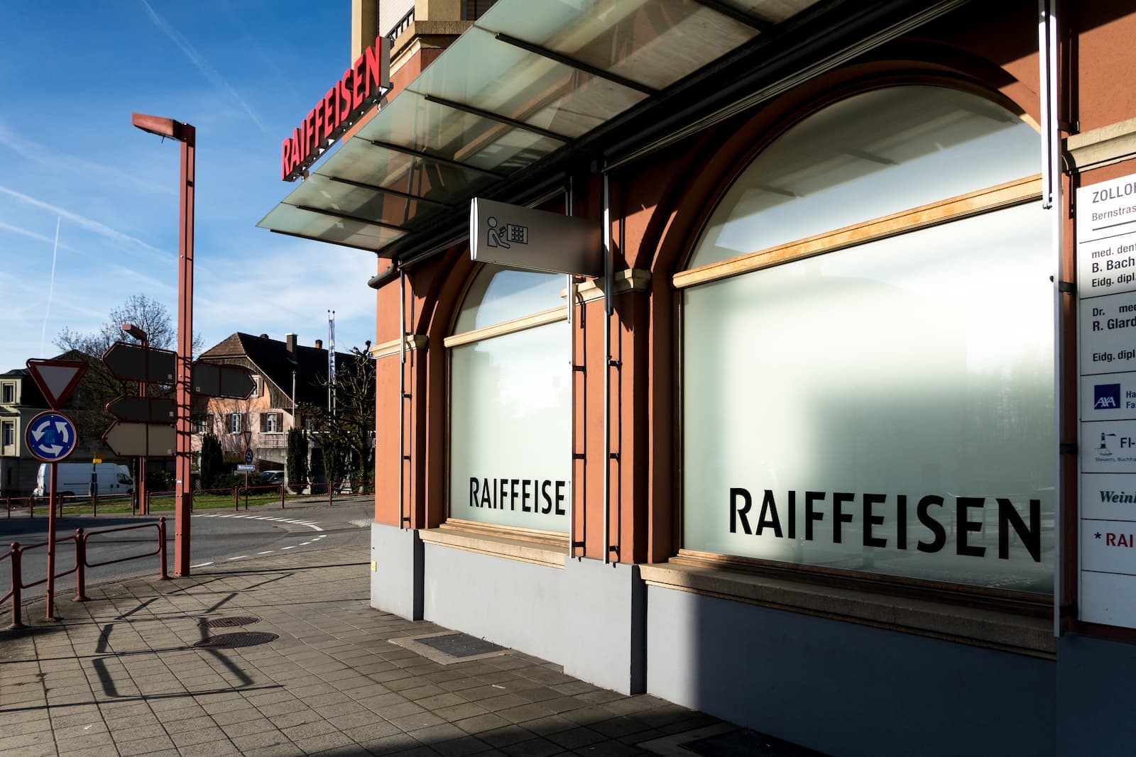 3d Logo und Schaufensterbeschriftung der Raiffeisenbank