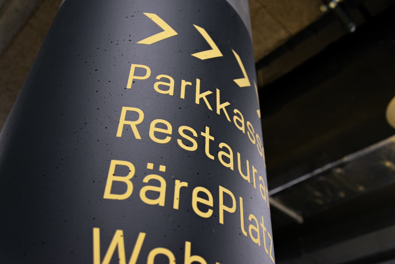 Signaletik im Parking des Bäretowers in Ostermundigen