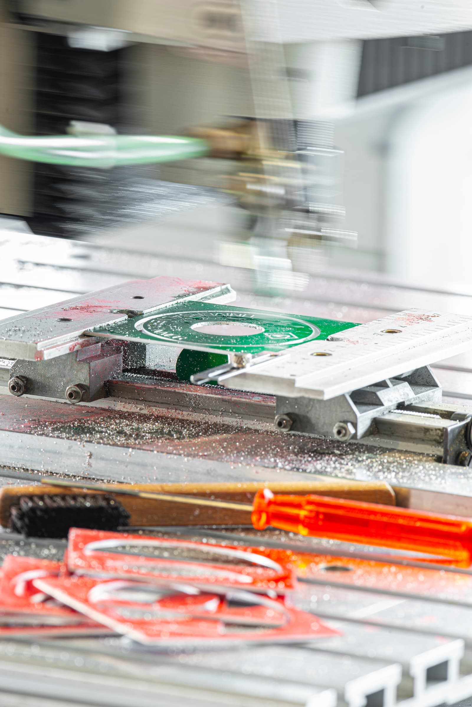 CNC-gravieren und -fräsen in und aus Aluminium