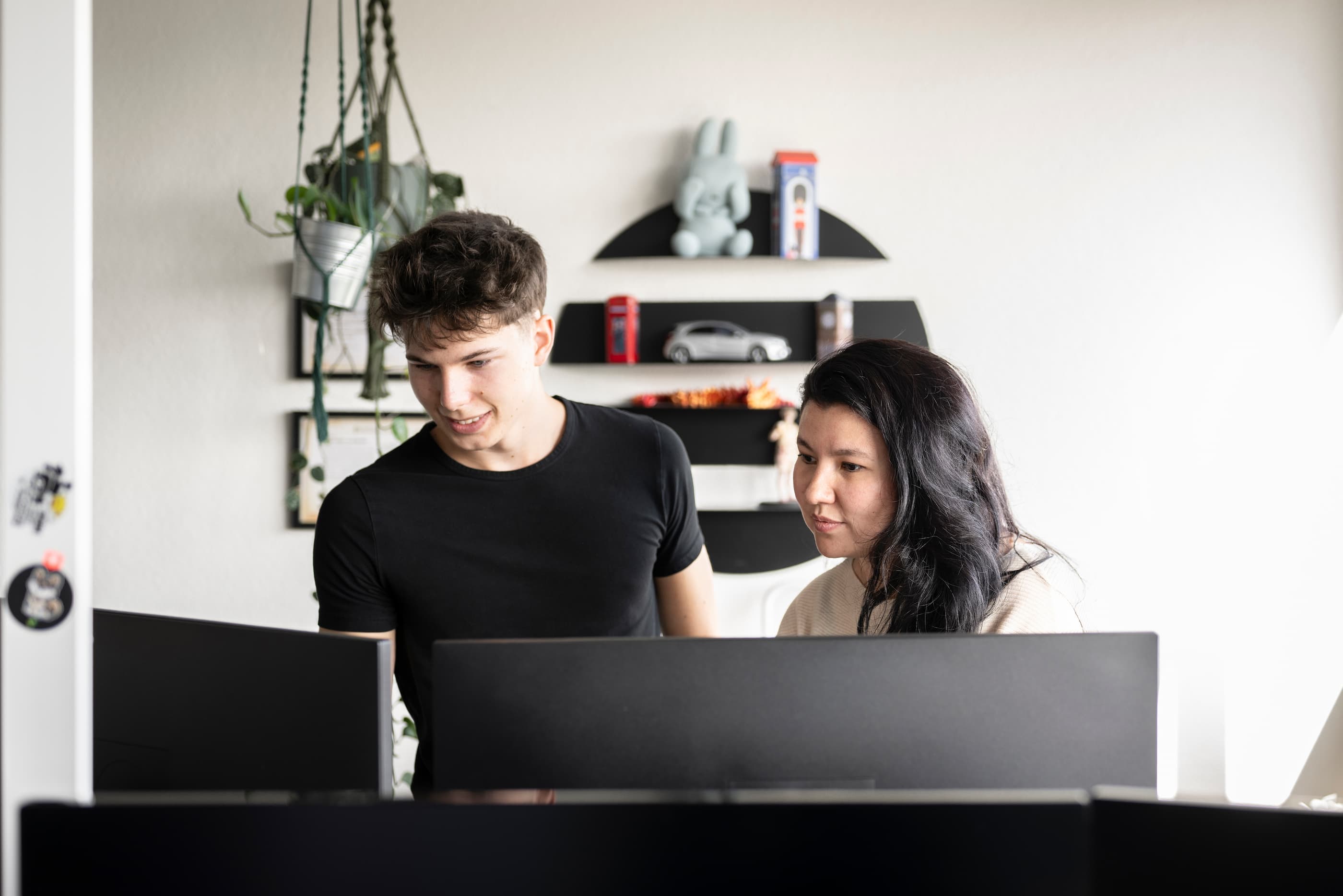 Heidi Eigenmann und Nicolas Eggli am Computer im Büro